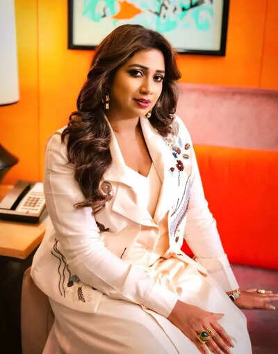 Shreya Ghoshal postpones Mumbai concert amid National crisis; fans shower support